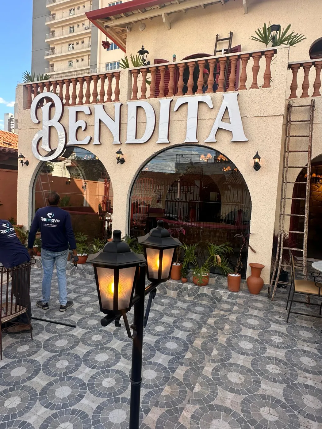 Equipe Rennova instalando letras caixa na fachada Bendita